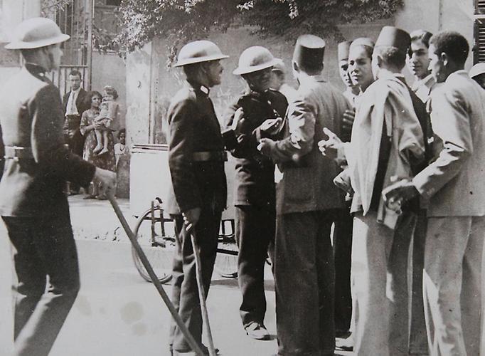 Kairo, Ägypten: Polizisten gehen bei den Unruhen mit Schlagstöcken gegen Stdenten der WAFD-Partei vor. November 1935. Photographie