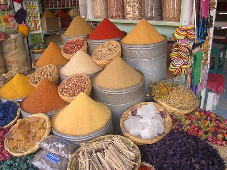 'Towers' of spices are typic for Marrakech, Photo: © K. Wasmeyer 2016