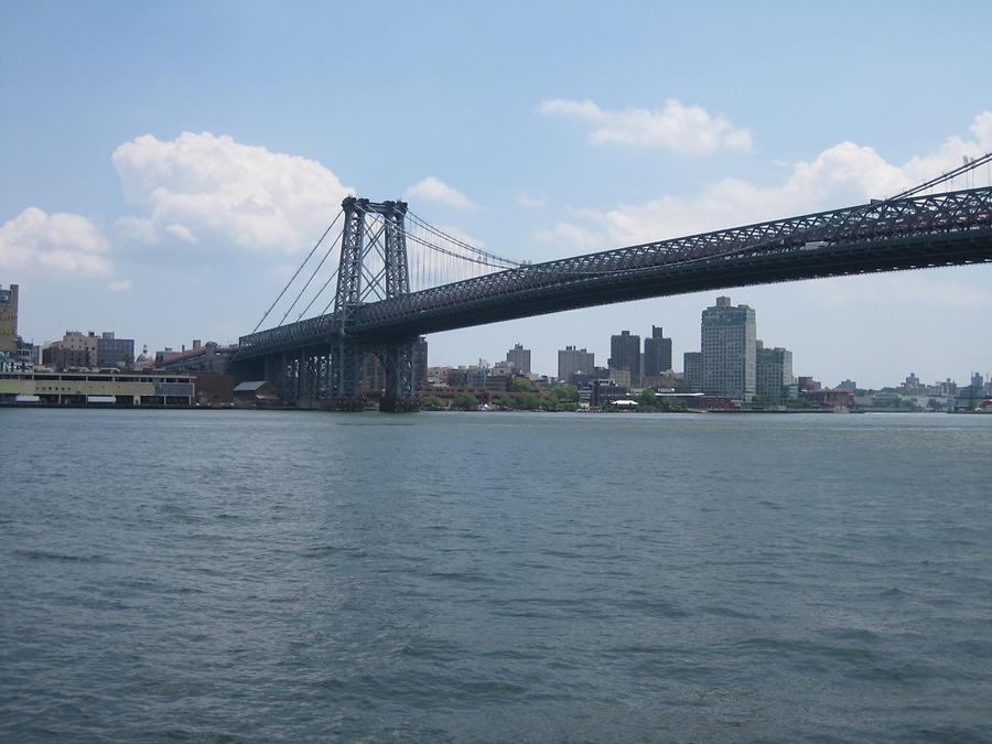NYC Williamsburg Bridge Blick vom East River Park
