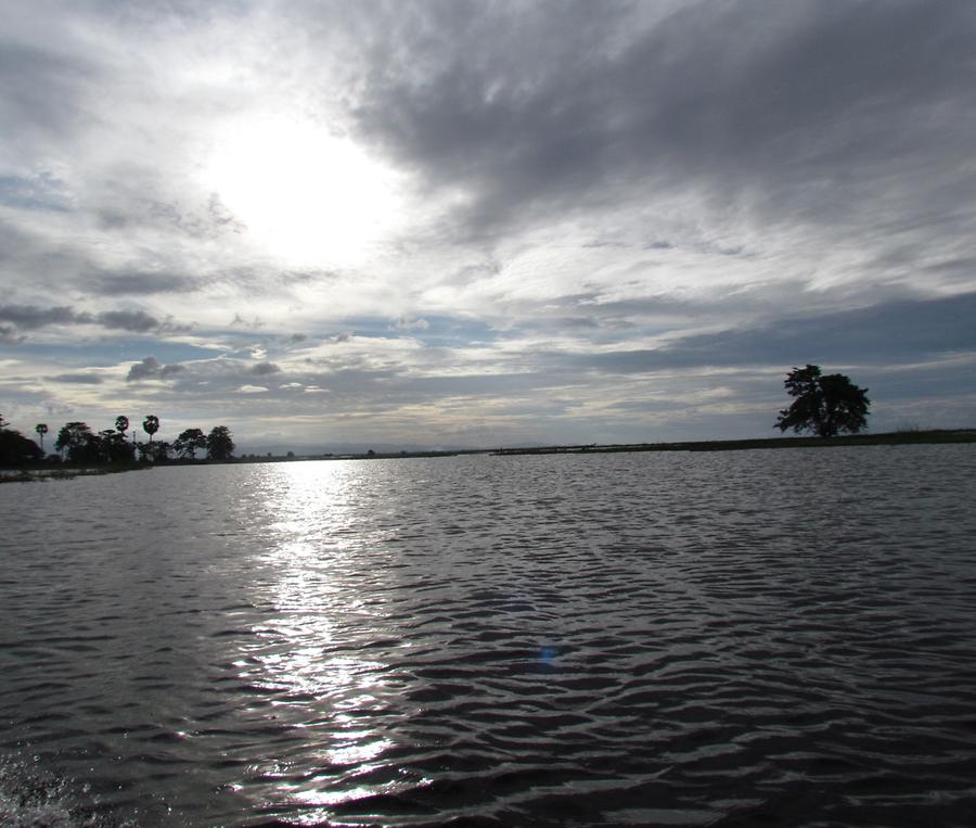 Lake Tempe - Thundery Atmosphere