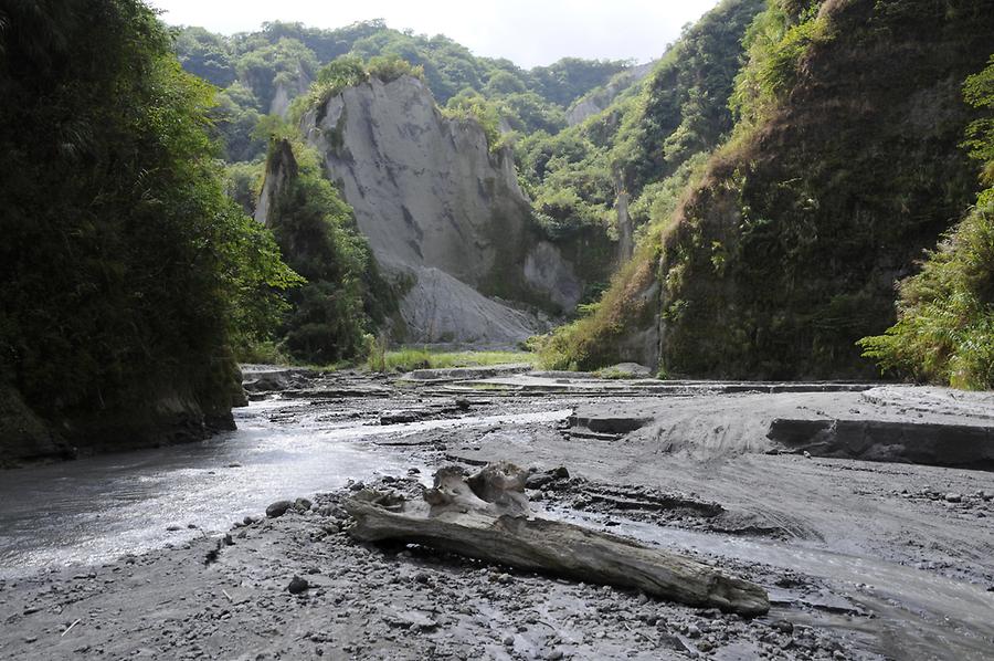 Lava canyons Pinatubo