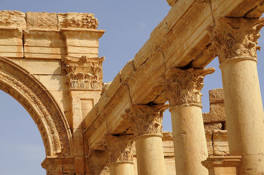 Monumental arch