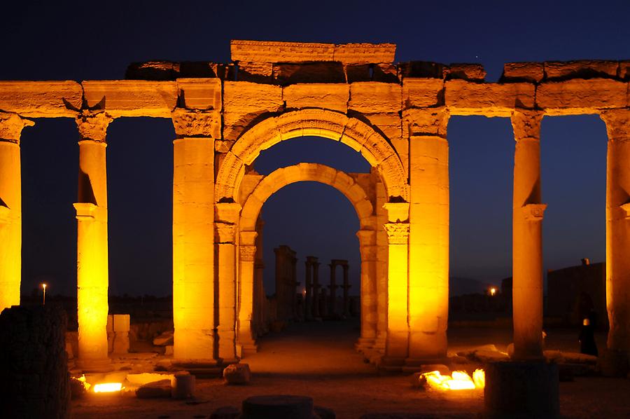 Palmyra at night