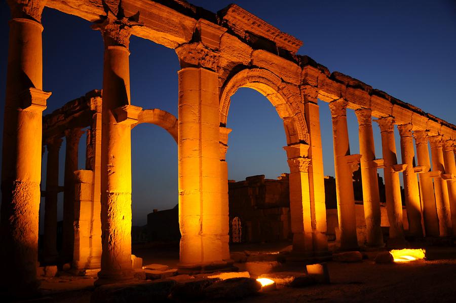 Palmyra at night