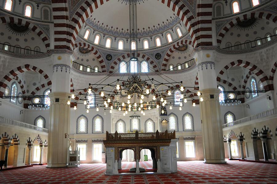 Azadi Moschee innen