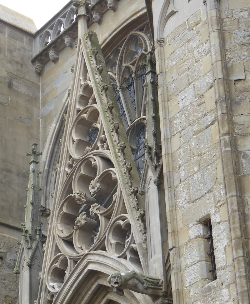 Sculptures above entrance, Photo: H. Maurer, 2015