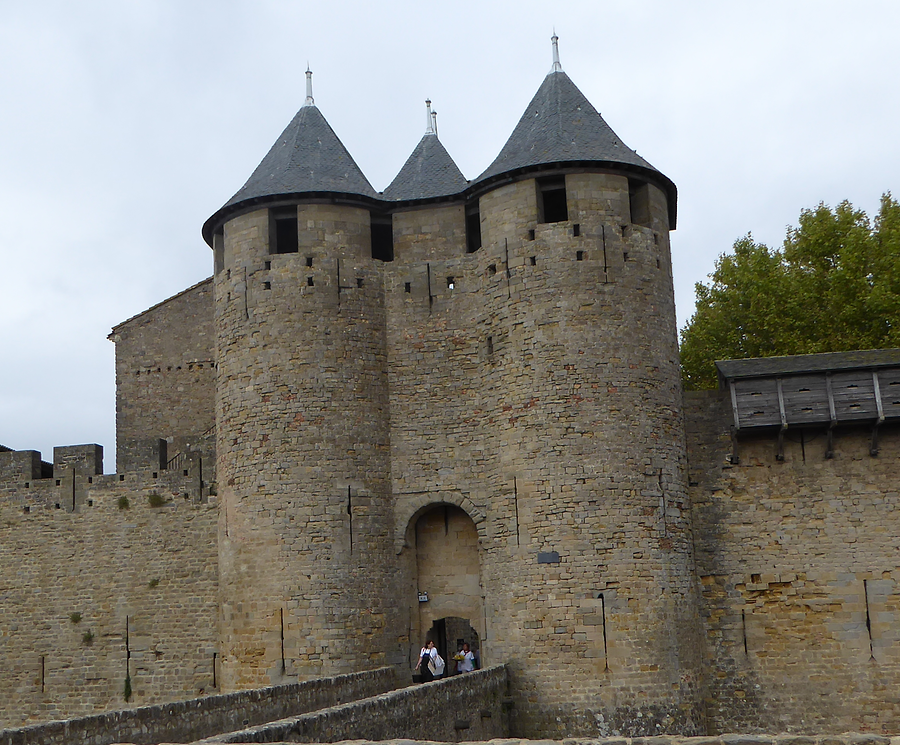 A naarow bridge and another set of towers, Photo: H.Maurer, 2015