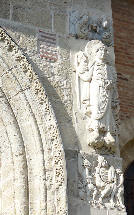 Sculpture near entrance, Photo: U. Maurer