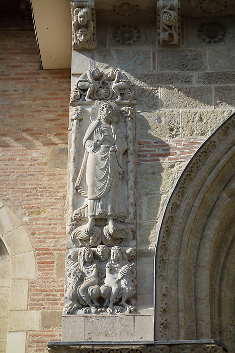 Sculpture near entrance, Photo: U. Maurer