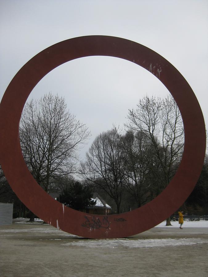 München - Luisenstraße Elisenstraße - Der (rote) Ring von Mauro Staccioli 1996