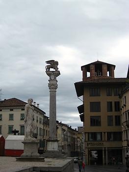 Statue of Hercules and Venetian lion in Liberty Square (Piazza della Libertà, Udine, Italy. 2011. Photo: Clara Schultes