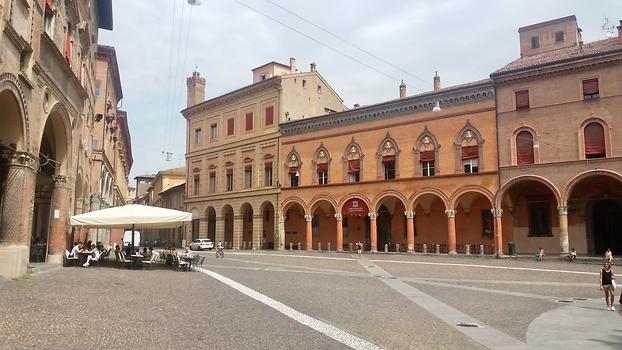 Piazza Santo Stefano, Bologna, Italy. 2016. Photo: Clara Schultes