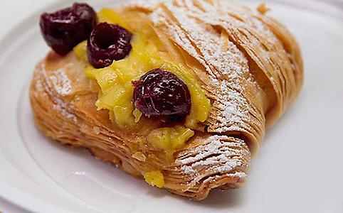 The famous and tasty Sfogliatella Santarosa of Conca dei Marini