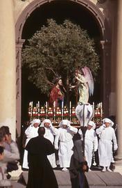 Die erste Tragebühne mit Christus am Ölberg und dem Kelch des Leidens