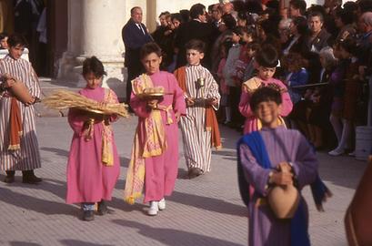 The symbols of bread and wine are carried in front of king Melchisedech