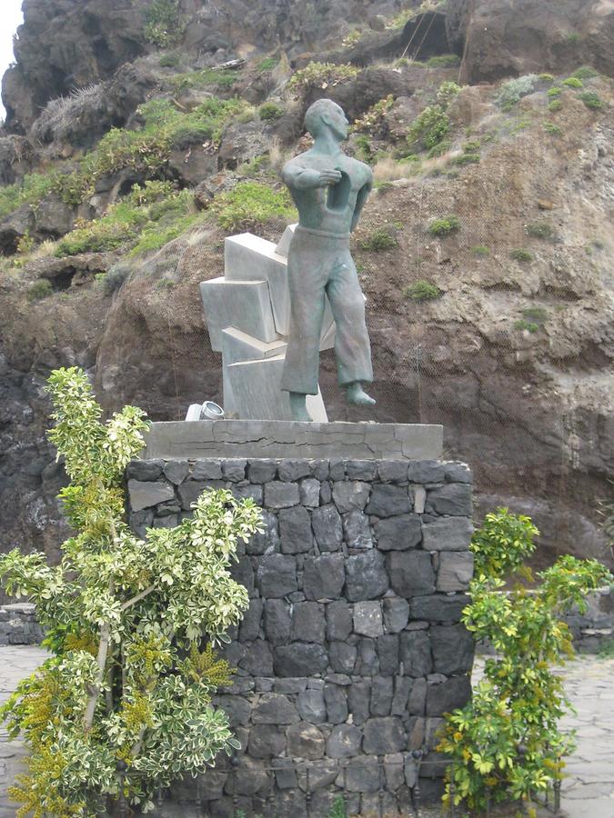 Garachico - Monumento para los Emigrantes Canarios