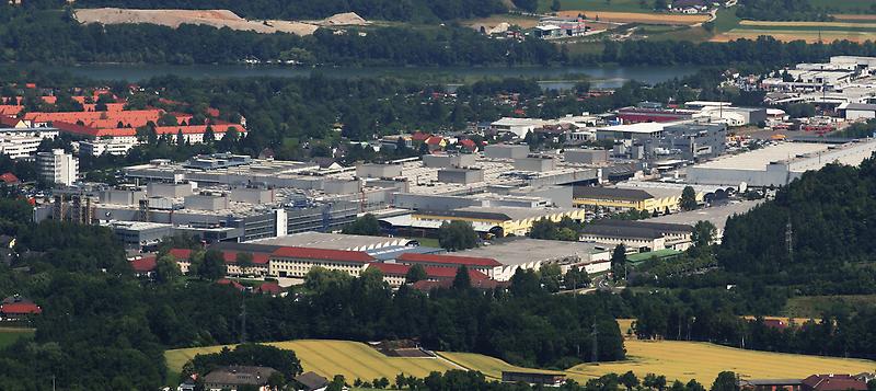 Blick von der Dambergwarte in Sankt Ulrich auf das BMW-Werk und das SKF-Wälzlagerwerk in Steyr., Foto: Christoph Waghubinger . Aus: Wikicommons unter CC 