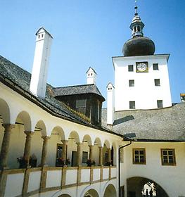 Arkadenhof - Schloss Ort