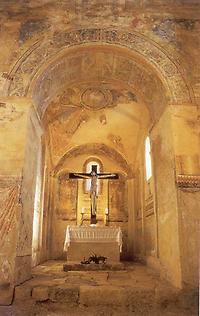 Romanische Johannis-Kapelle in Pürgg; Blick vom Kirchenraum durch die Porta Triumphalis in den Altarraum; um den Bogen dieses Durchganges sind Schrift und Arabesken zu erkennen., © H. Hohmann