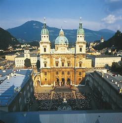 Domplatz in Salzburg / 'Jedermann'-Aufführung