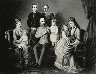 'Österreichs Kaiserpaar im Familienkreise'. Kaiser Franz Joseph Kaiserin Elisabeth die Kinder Rudolf Marie Valerie und Gisela letztere mit ihrem Gemahl Leopold von Bayern und ihren zwei Kindern. Um 1880. Photographie nach einer Tuschemalerei von Georg Decker. Verlag Joseph Bermann Wien., © IMAGNO/Austrian Archives