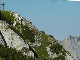 Gipfelkreuz Stoderzinken links oben und Stück von Kammspitze rechts