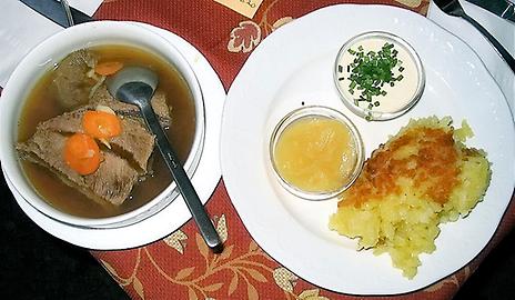Tafelspitz im Kochsud, mit Apfelkren, Schnittlauchsauce und Kartoffelschmarrn.