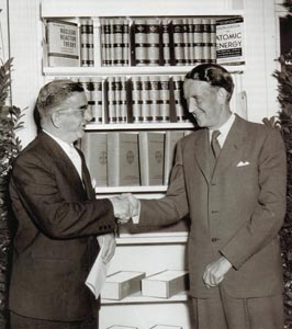 Außenminister Figl und US-Botschafter Thompson bei der Übergabe der Atomenergiebibliothek an die Zentralbibliothek der Physikalischen Institute, 1955