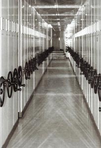 Der Tiefspeicher wurde im Jahre 1983 fertig gestellt und bietet den Publikationen einen sichereren und ordentlichen Platz.