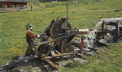 Die seinerzeit zum Butterrühren eingesetzte Wasserkraft dient nun auf der Sölln-Alm spaßhalber zum Holzhacken.