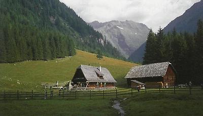 Die urigen Almgebäude der Laßhofer-Alm im Lessachtal.