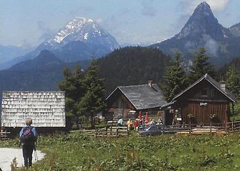 Hinteregger-Alm mit Blick zum Grimming (links) und Hochtausing.