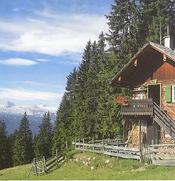 Bunzbauernhütte auf der Seidenhof-Alm mit Dachstein im Hintergrund.