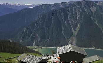 Dalfaz-Alm mit Blick auf den Achensee.