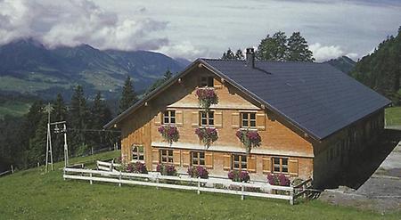 Auch die Almgebäude sind im Stil dem Bregenzerwälderhaus ähnlich.