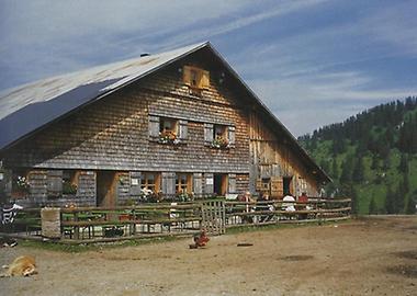 Die wuchtige Hütte der Wurzach Alpe liegt am Hangfuß der Kanisfluh