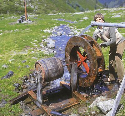 Auf manchen Almen übernimmt die Wasserkraft das Butterrühren.