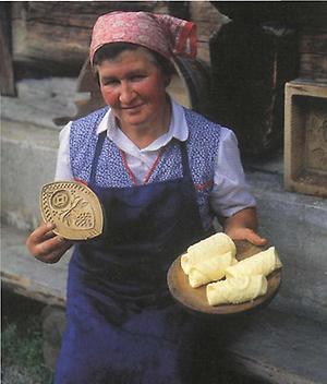 „Emoasln' - kleine Butterstückchen, die dem Gast vorgesetzt werden - auf der Tuchmoar-Alm (Kleinsölk, Stmk.).