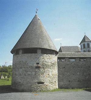Eckturm der ehemaligen Wasserburg von Kobersdorf, die wohl in den 20er Jahren des 13. Jahrhunderts erbaut wurde.