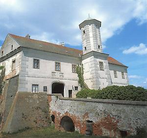 Schloss Jedenspeigen wurde nach seiner Zerstörung im 15. Jahrhundert um 1600 im Renaissancestil vom Geschlecht der Kollonitsch auf den Resten des alten Bauwerks wiedererrichtet. Auf dem Schlussstein am gotischen Steintor ist die Jahreszahl 1192 zu lesen.