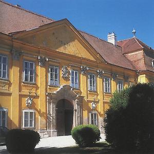 Der frühbarocke Eingangsbereich des im Zweiten Weltkrieg schwer zerstörten Schlosses Marchegg, das heute unter anderem als Jagdmuseum dient.