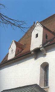 Gusserker als Dachgaupen über dem seinerzeitigen Eingang der ehemaligen Wiesmather Wehrkirche.