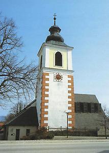 Die wuchtige, ehemals zweitürmige Wehrkirche Hochneukirchen besitzt heute nur noch ein Wehrobergeschoss mit zahlreichen wehrhaften Einrichtungen.