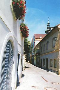 Eine der idyllischen Gassen der Welser Altstadt, die auf dem Boden der ehemaligen römischen Kolonialstadt Ovilava, Hauptstadt der Provinz Noricum ripense. steht.