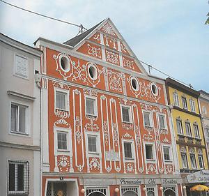 Barocke Fassaden prägen die Altstadt von Grieskirchen. die als eines der Zentren des Hausruckviertels gilt.