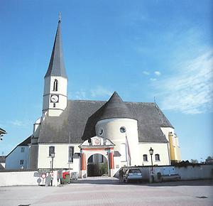 In der Zeit der Spätgotik, also im 14. und 15. Jahrhundert, wurden bei einem Umbau der Pfarrkirche Mattighofen Spitzbogengewölbe und Oratorium geschaffen und die Außenseiten des Turmes mit gotischen Formen versehen. 1649 bis 1685 erfolgte dann die bauliche Anpassung an den damals in Mode kommenden Barock.