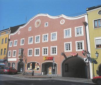 Farbig gestaltete Barockfassaden wie hier im Bild fallen am Hauptplatz von Mattighofen ins Auge.