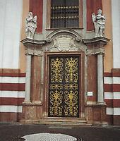 Blick auf das Eingangtor der Pfarrkirche von Stadl Paura.