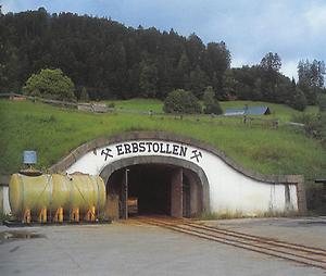 Im Erbstollen in Altaussee fahren die Bergleute auch heute noch in das Bergwerk ein.