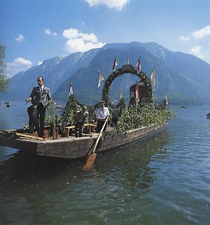 Für die Fronleichnamsprozession am Hallstätter See geschmückt.